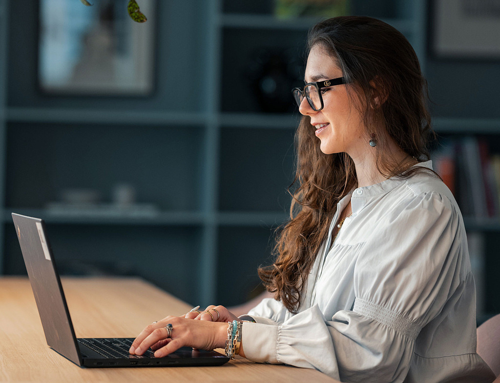 Handläggare på Lärarnas a-kassa jobbar vid sin laptop.