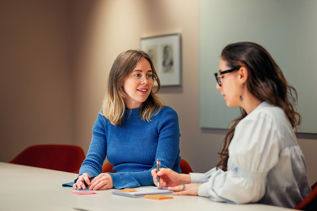 Medarbetare på Lärarnas a-kassa diskuterar med varandra.