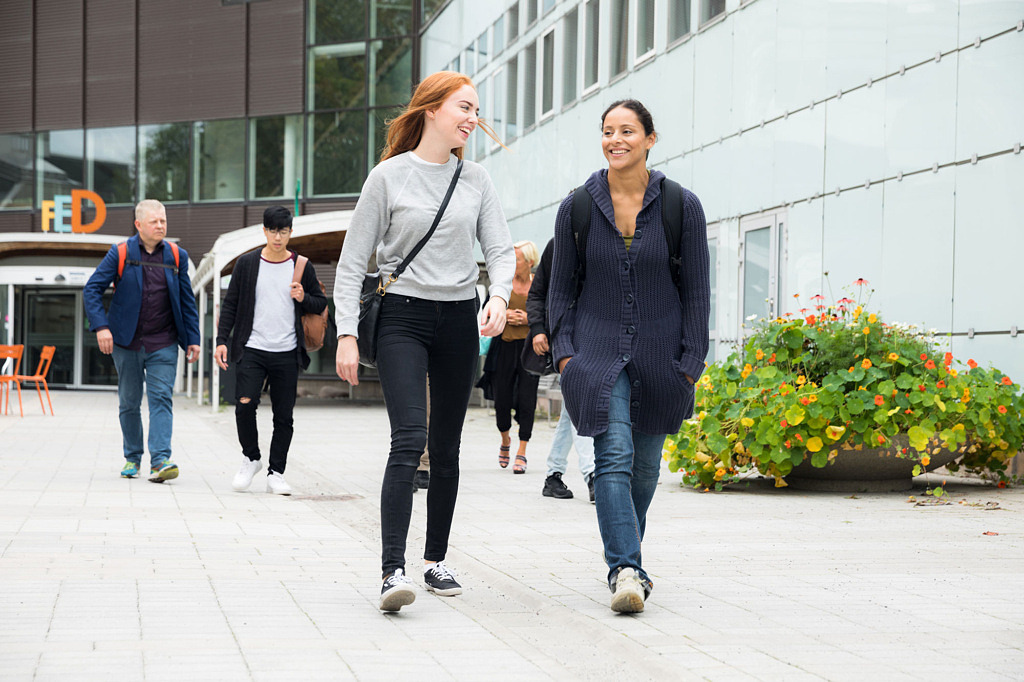Studenter går utanför Stockholms universitet.